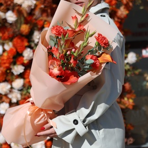 Букет "На закате дня" из гладиолусов, калл, гиперикума и диантусов в Кубинке