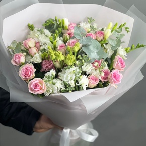 Букет "Особый случай " из ароматных маттиол, фрезий и кустовых роз в Кубинке