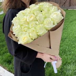 Букет из 25 белых роз в крафте (70 см) в Кубинке