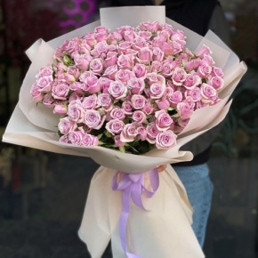Букет из 25 лиловых кустовых роз (60 см) в Кубинке