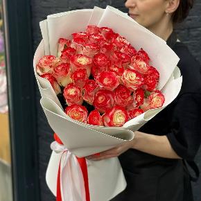 Букет " Клубничный коктейль" из 35 бело-красных роз в Кубинке