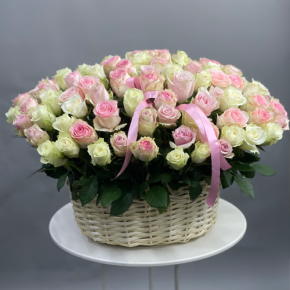 Композиция в корзине из 101 кенийской розы пастельный микс (40 см) в Кубинке
