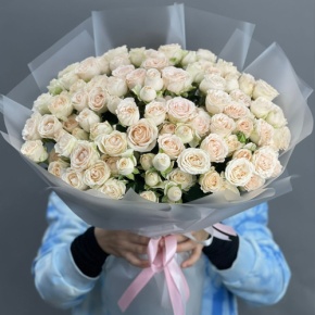 Букет из 35 кремовых кустовых роз (50 см) в Кубинке