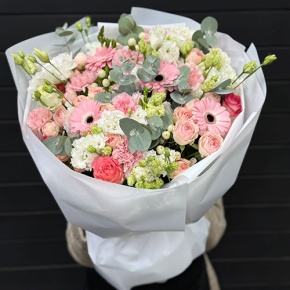 Букет "Ромео" из роз, эвкалипта, гербер, ароматных фрезий, озатамнуса, эустом и диантусов в Кубинке