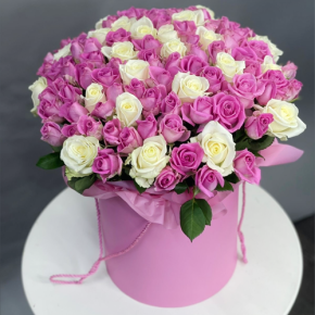 Композиция в шляпной коробке из 151 розы кения микс в Кубинке