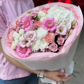 Букет "Розовые облака" из хризантемы, кустовых роз, диантусов, гортензии и эустом в Кубинке