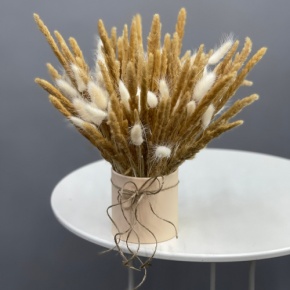 Композиция в шляпной коробке из колосков и лагуруса в Кубинке