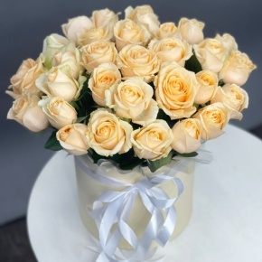 Композиция в шляпной коробке из 35 кремовых кенийских роз в Кубинке