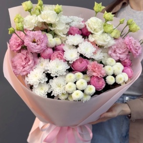 Букет "Задыхаюсь от нежности" из хризантемы, кустовых пионовидных роз, диантусов и эустом в Кубинке