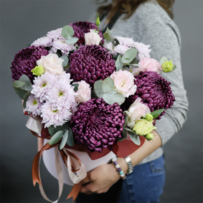 Композиция в шляпной коробке "Наденька" из хризантем Бигоуди, эустом и эвкалипта в Кубинке