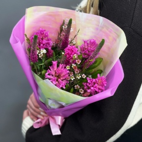 Букет "Вспышка" из гиацинтов, хамелациума и вероники в Кубинке