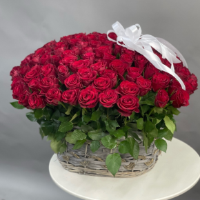 Композиция в корзине из 101 красной розы в Кубинке