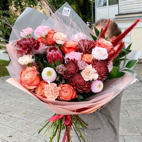 Букет "Каркаде" из хризантем Бигоуди и Момоко, роз Эквадор Кахала, озатамнуса,  эустом, протеи, и диантусов в Кубинке
