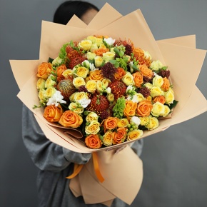 Букет "Осенние грёзы" из лейко, роз, фрезий, скиммии, молюцеллы и лейко в Кубинке