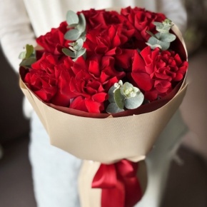 Букет "Красная пантера" из 7 роз Эквадор и эвкалипта в Кубинке