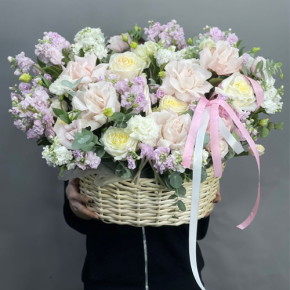 Композиция в корзине из роз Эквадор и ароматных маттиол в Кубинке
