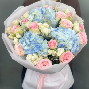 Букет "Легкий ветерок" из роз, конифера и гортензий в Кубинке