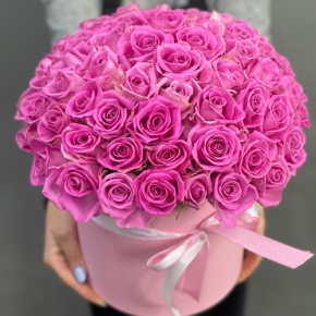 Композиция в шляпной коробке из 71 кенийской розы в Кубинке