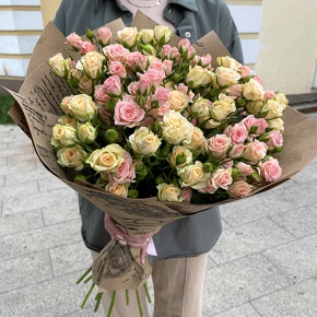 Букет из 19 кустовых роз в крафте (60 см) в Кубинке