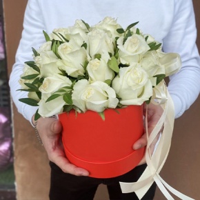 Композиция в шляпной коробке из 25 белых роз в Кубинке