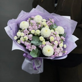 Букет "Ванила" из хризантем сантини, Момоко, эвкалипта и ароматных маттиол в Кубинке