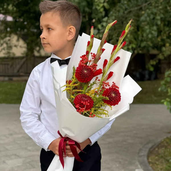 Букет на 1 сентября с красными гладиолусами, георгинами и калиной в Кубинке