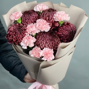 Букет из хризантем Бигоуди и розовых диантусов в Кубинке