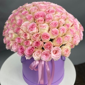 Композиция в шляпной коробке из 151 розы кения в Кубинке