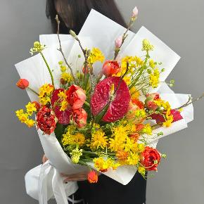 Букет с кустовыми ранункулюсами, антуриумом, тюльпанами и нарциссами в Кубинке