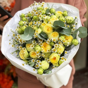 Букет "Иветта" из лимонных пионовидных кустовых роз и ромашек в Кубинке
