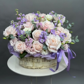 Композиция в корзине из французских роз и ароматных маттиол в Кубинке