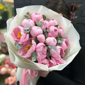Букет из 15 лососевых пионов с эвкалиптом в Кубинке