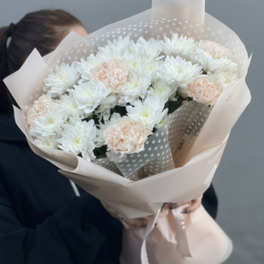 Букет из хризантем и диантусов пудра в Кубинке