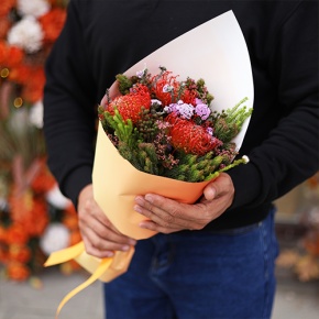 Букет "Капс" из лейко и экзотики в Кубинке