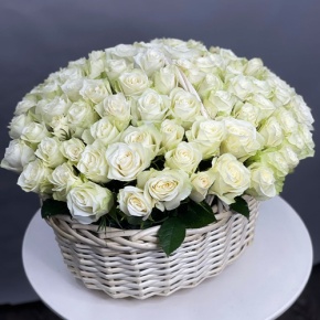 101 белая роза в корзине (40 см) в Кубинке