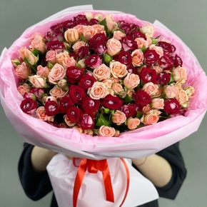 Букет "Рубиновый гранит" из 35 кустовых роз микс (50 см) в Кубинке