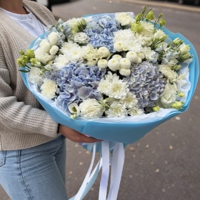 Букет "Голубые облака" из хризантемы, диантусов, Голландской гортензии, дельфиниума и эустомы в Кубинке