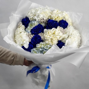 Букет "Моника" из белых гортензий, синих роз Эквадор и озатамнуса в Кубинке