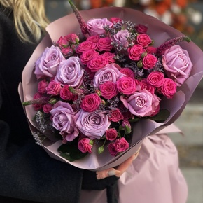 Букет "Малиновый вечер" из кустовых малиновых роз, вероники, лимониума и роз Меритим в Кубинке