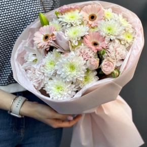 Букет "Дружба" из хризантемы, пионовидной лилии, гербер, диантусов и кустовых роз в Кубинке