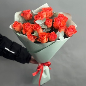 Букет из 15 морковных роз с эвкалиптом (50 см) в Кубинке