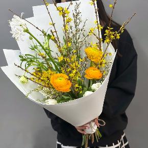 Весенний букет с желтыми ранункулюсами и цветущими ветками форзиции в Кубинке
