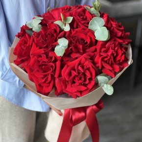 Букет "Красная пантера" из 13 роз Эквадор и эвкалипта в Кубинке