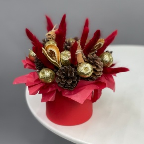 Композиция в шляпной коробке "Глинтвейн золото" из шишек, корицы и лагуруса в Кубинке