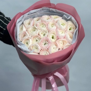 Букет из 25 розовых ранункулюсов в Кубинке