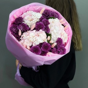 Букет "Фиалка" из гортензий и хризантем в Кубинке