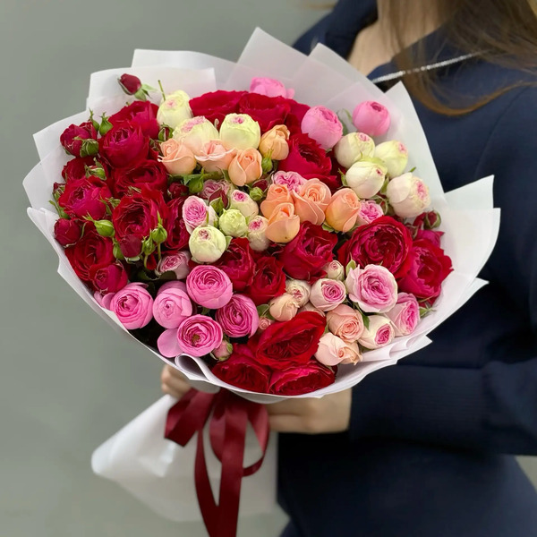 Букет из 15 разноцветных веток кустовых роз в Кубинке