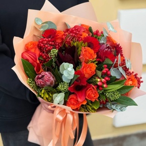 Букет "Красный закат" из калл, роз, калины, скиммии, гиперикума, сафари, гербер и капса в Кубинке