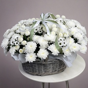 Композиция в корзине "Снежная лавина" из хризантем в Кубинке