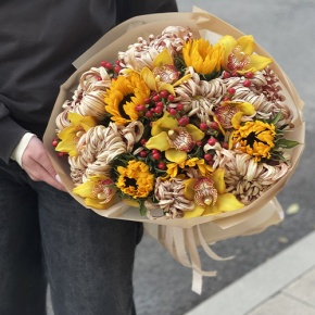 Букет "Биркин" из подсолнухов, орхидей, гиперикума, хризантем Виена в Кубинке